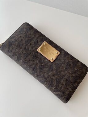 Michael Kors Signature Jet Set Travel Continental Wallet in Brown